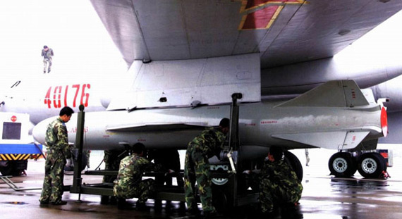 圖文：解放軍轟-6H加掛鷹擊-63反艦導(dǎo)彈