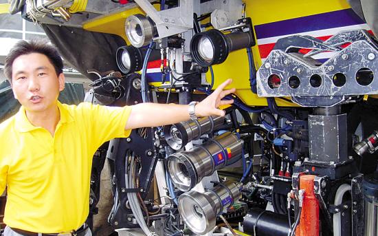 3500米海底輕松取樣水下機(jī)器人廣州亮相